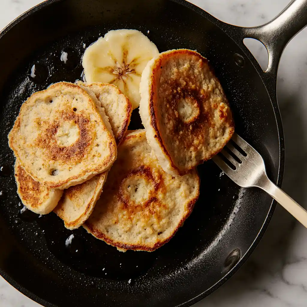 banana-pancakes-cooking Cooking banana pancakes in a pan
